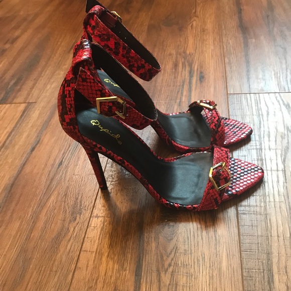 🤩 🐍 Red and Black Snake Print Ankle Strap Heels - Picture 2 of 6